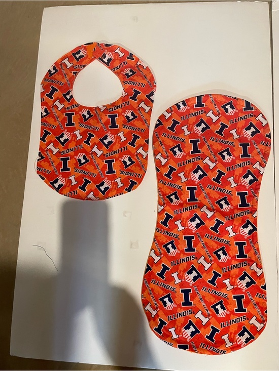 university of illinois Other - Illinois Orange Baby Bib and Burp Cloth Set